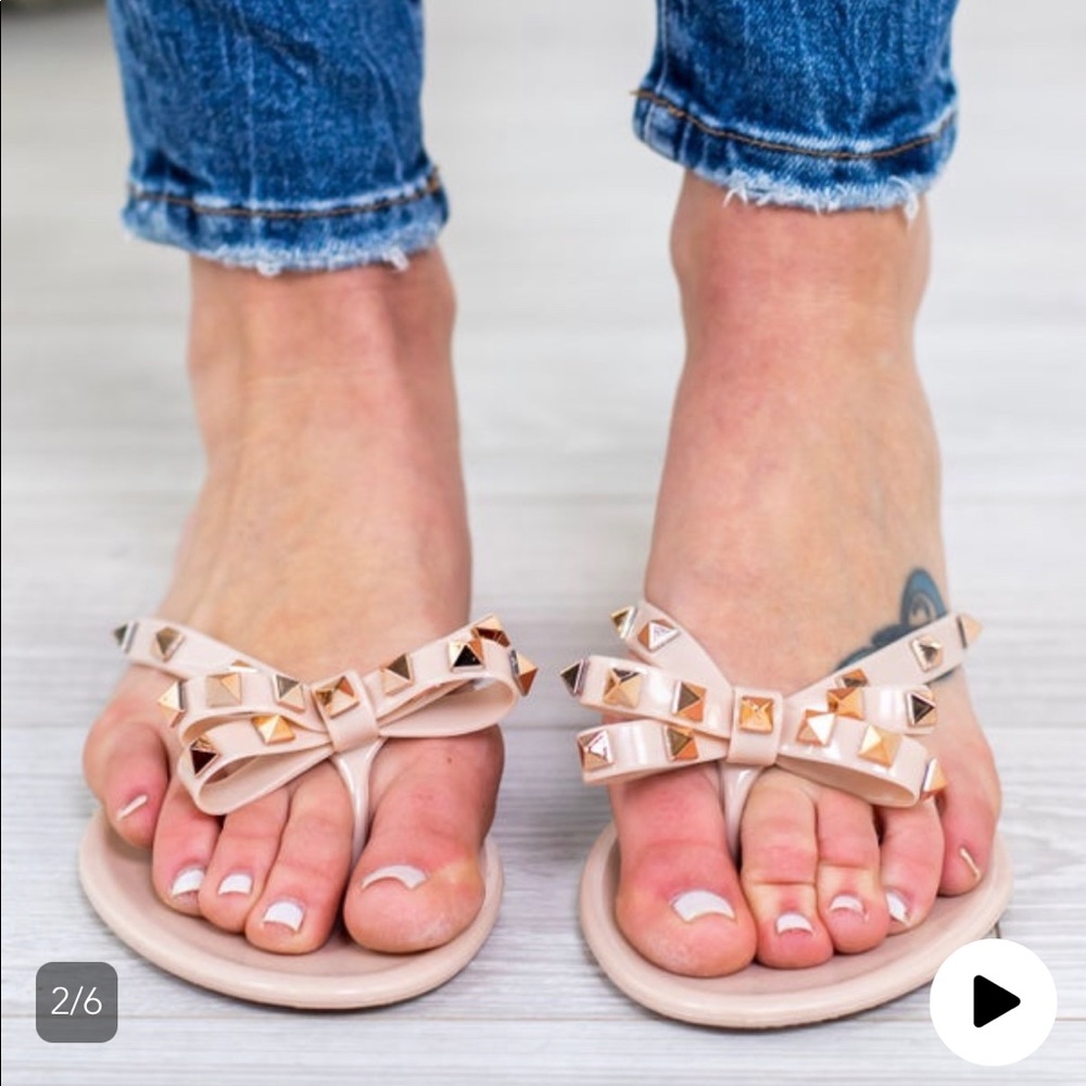 Bow studded sandals, color nude